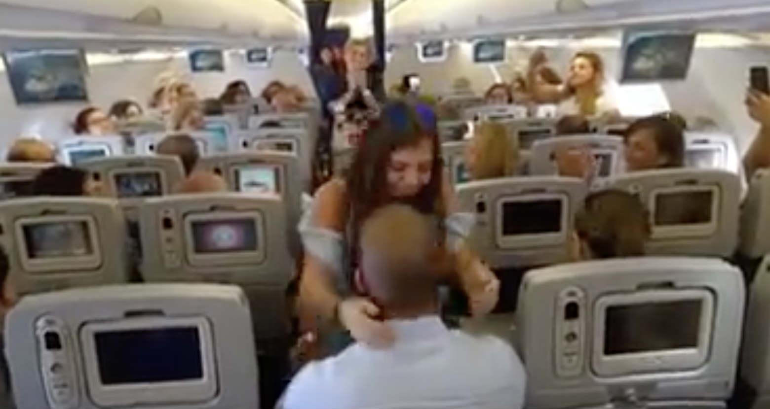 Mea Passenger Makes Mid Air Surprise Proposal Blog Baladi